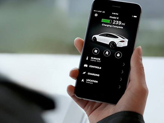  特斯拉车主可以通过手机 App 查看充电状态 ｜ 图片来源：特斯拉官网