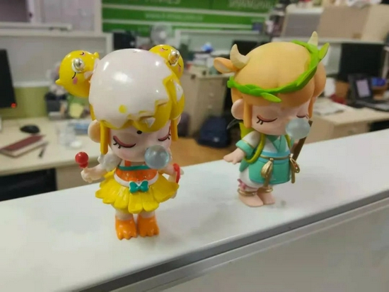 与正品盲盒（右）相比，山寨盲盒（左）的做工十分粗糙，图源：IT时报