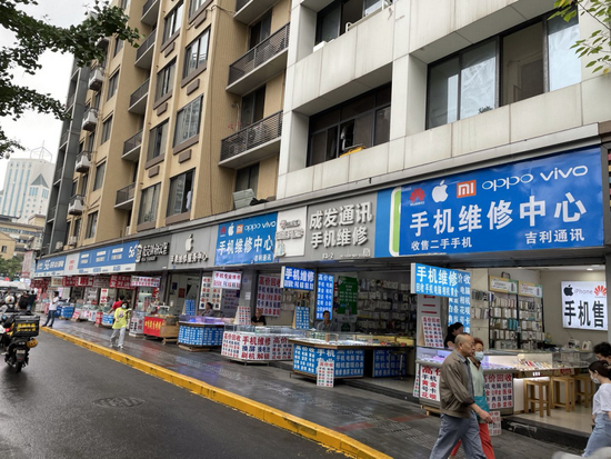 （成都太升南路街边的手机小店&nbsp;&nbsp;图/柳书琪）