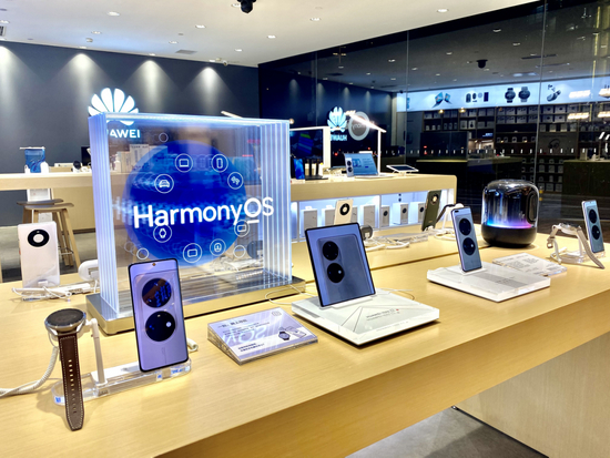 一家华为授权体验店的展示柜台