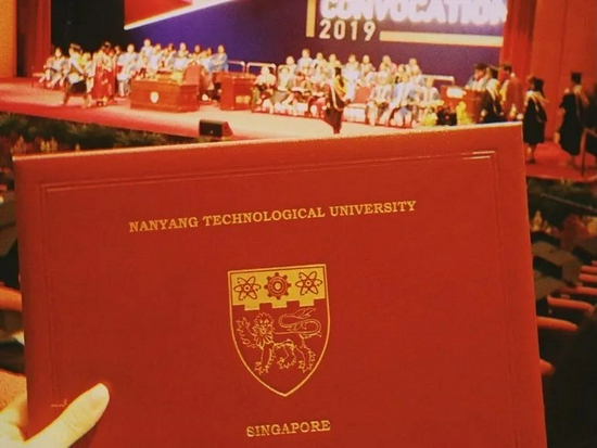 图|yilia在硕士毕业典礼