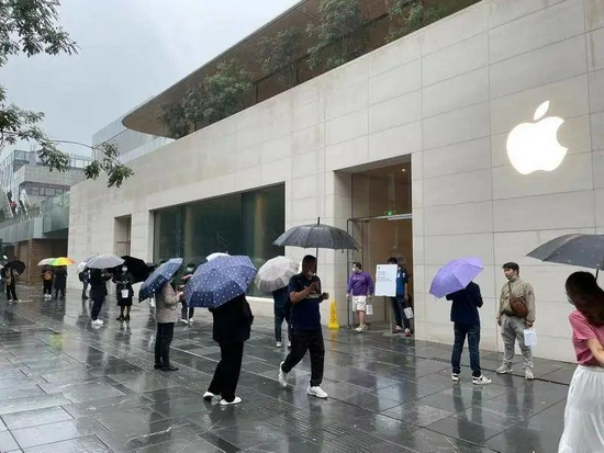 Apple Store三里屯店后门的黄牛。来源：作者
