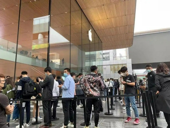 Apple Store门口排队取货的消费者。来源：作者
