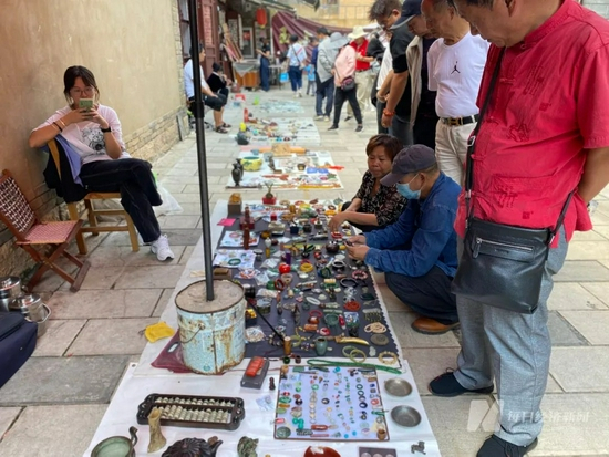 虽然有大量商家触网，但线下文玩也有不少参与者 　　图片来源：每经记者&nbsp;舒冬妮&nbsp;摄