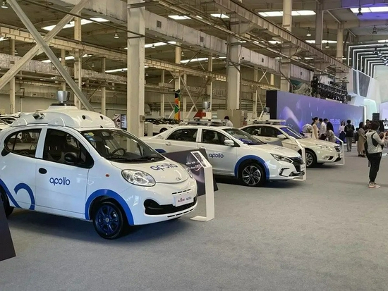 百度每一代无人出租车。图片来自虎嗅。