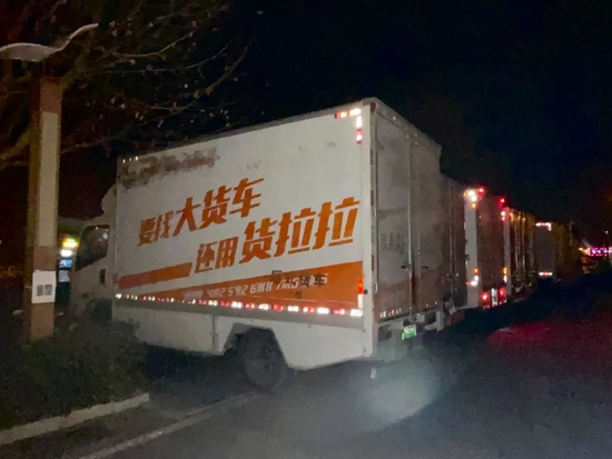 ▲&nbsp;深夜的充电桩前，许多货车正在排队充电中。图 / 周鑫雨