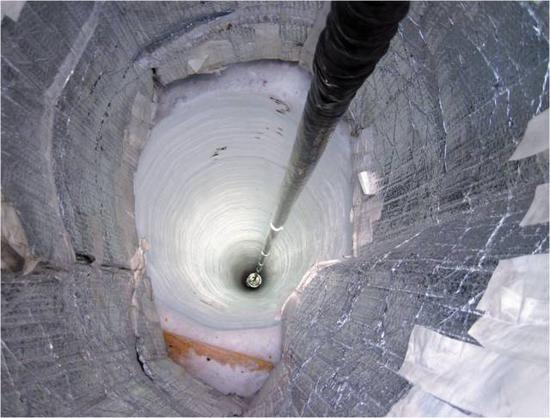 图丨一个光学传感器深入南极冰面之下2500米，它是&nbsp;IceCube&nbsp;中微子探测器的一部分