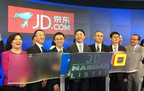 图：京东上市当天一同出席的徐新（左一）