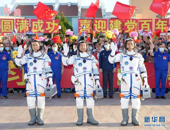 三名航天员今天早晨从酒泉问天阁出征