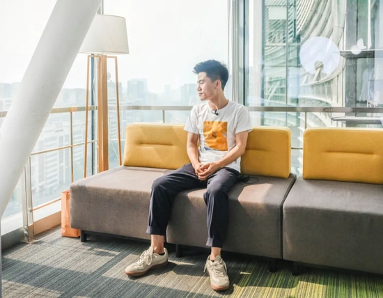 　　董宇辉坐在办公室的一角，侧身望向窗外。几分钟前，他刚接受了一家媒体的专访。据现场工作人员提示，5分钟后他还要接受三家媒体的访谈。新京报记者&nbsp;赵亢 摄