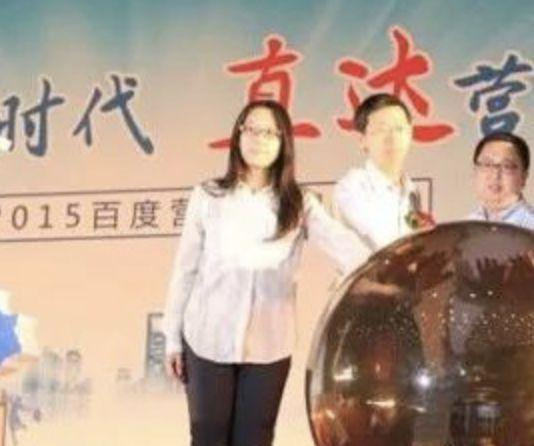 潘思宁（左一）