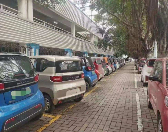 下沉市场里的小型电动车 &nbsp;图片来源 / 燃财经拍摄