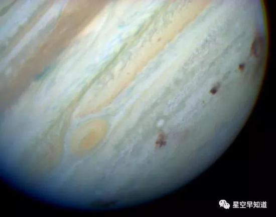 　　1994年，苏梅克·列维9号彗星撞击木星，哈勃望远镜拍摄的图像记录下了当时的撞击在木星大气中留下的“伤疤” &nbsp;来源：NASA