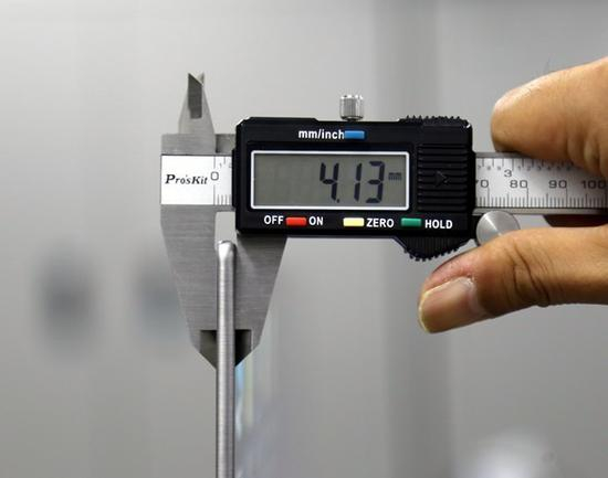 长虹55Q5A实测厚度最薄处仅4.13mm，是6款产品中最薄的一款