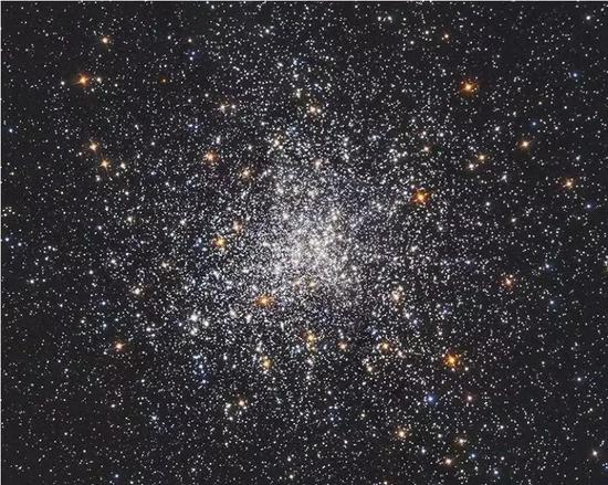 老年红巨星是测量当前时刻宇宙膨胀率的一种新方法的焦点。| 图片来源：NASA/ESA/SPL