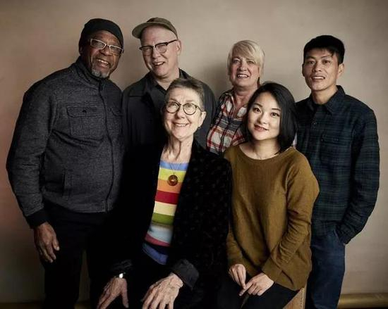 前排从左到右：导演兼制片人朱莉亚·莱哈特、联合制片人张苡芊；后排从左到右：福耀玻璃美国公司工人鲍比·艾伦、导演兼制片人史蒂文·伯格纳、工人吉尔·拉曼迪亚、工人王赫（音）