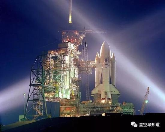 11月夜晚，等待升空的哥伦比亚号航天飞机&nbsp;来源：NASA