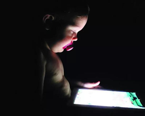 出现在幼儿身上的“屏幕成瘾”现象引起科学界的担忧。