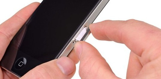 iPhone的Sim卡槽比较紧 “手感”不好的卡针偶尔会造成不好的体验