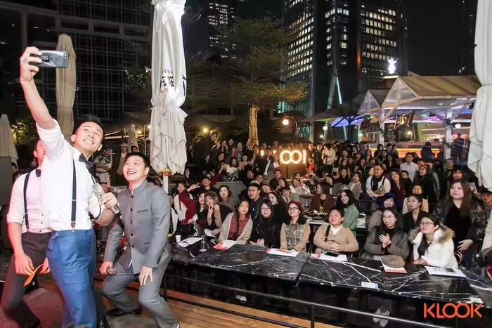 △KLOOK客路旅行林照围和团队：“2017的深圳年会Party。每一次年会我都会用手机和团队自拍，到了公司第四年，拍了16张才全部拍下。”