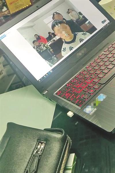 北京一家全脑开发机构向记者展示脑能量课程中,学员脑磁场吸附铁勺的场景。