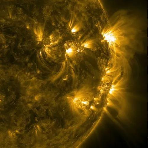 　　在极紫外波段拍摄的图像显示了磁力线从太阳的活跃区冒出来，向外伸展。（图片来源：太阳动力学观测台、美国宇航局）