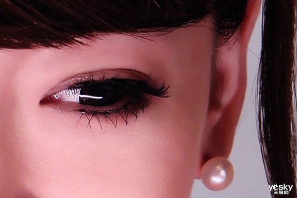  原图裁切，观察头发，睫毛，眼中的反光，珍珠