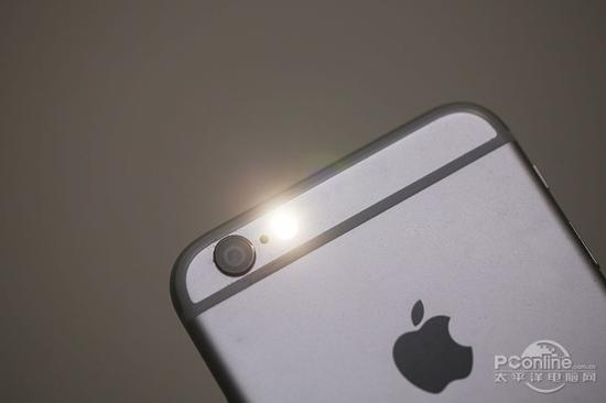 手机闪光灯很多时候负面影响更大，需要手动关闭