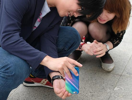 正确做法：将手机倒过来拍摄