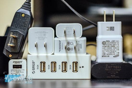 （那些年我们曾经用过的充电器，曾经的5V 2A还是高速充电的象征，如今只是入门机的标配。）
