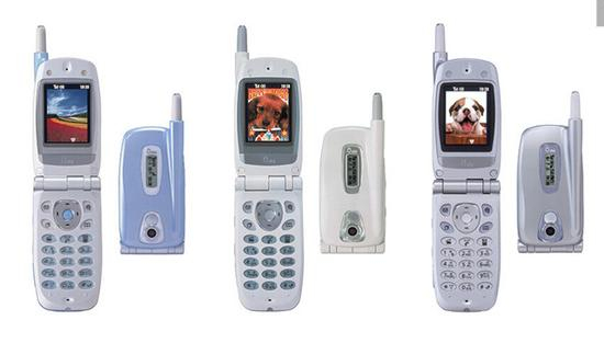 2002年，au终于有了内置摄像头的手机，卡西欧A3012CA(图片引自au)