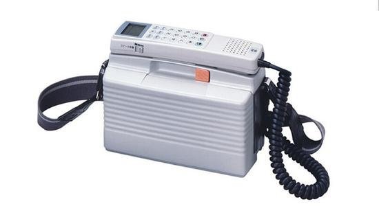 1988年的Shoulder&nbsp;Phone，外出时要挂在肩上(图片引自au)