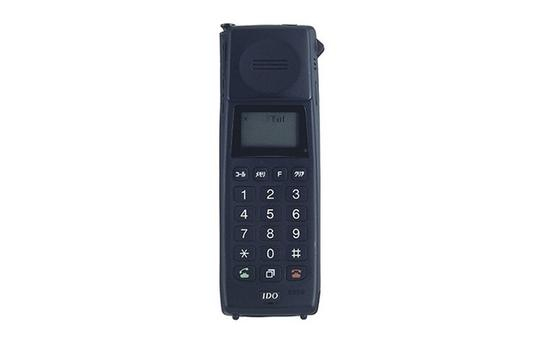 1990年，全球首款重量在300g以下的手机，来自松下(图片引自au)