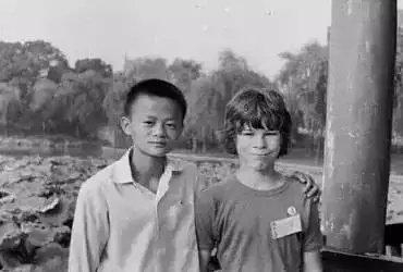 马云儿时旧照，与澳大利亚男孩David Morley的合影