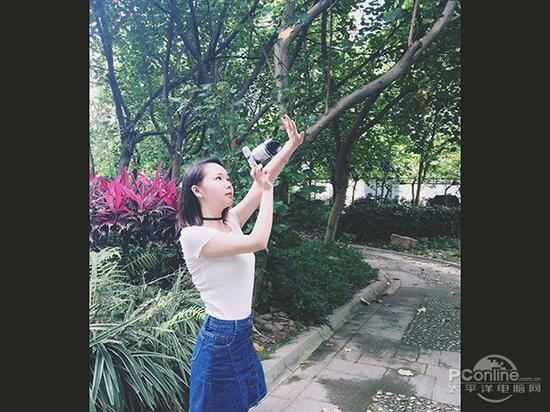 专注于摄影挑战中的编辑妹子