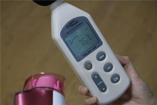 自己使用电吹风时，噪声为76.7分贝
