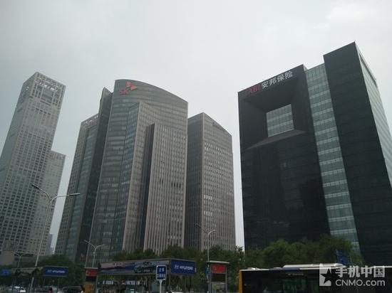 肉眼看到的亮度比照片高很多