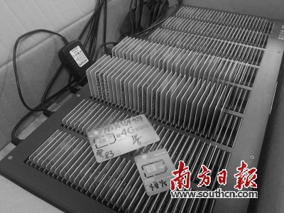 广州行动组缴获的电话“黑卡”。南方日报记者 郭智军 摄