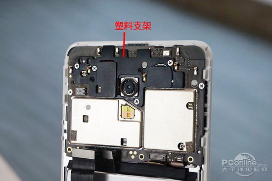 　　主板部分表面覆盖了塑料支架，除了能防止前/后摄像头松动之外，还能让压紧主板的力更均匀。