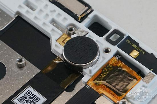 　　屏幕支架一侧的零件特写。