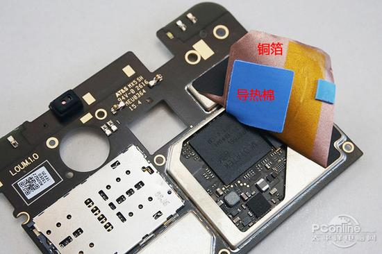 　　撕开撕开！在铜箔与芯片之间还填充了导热棉。