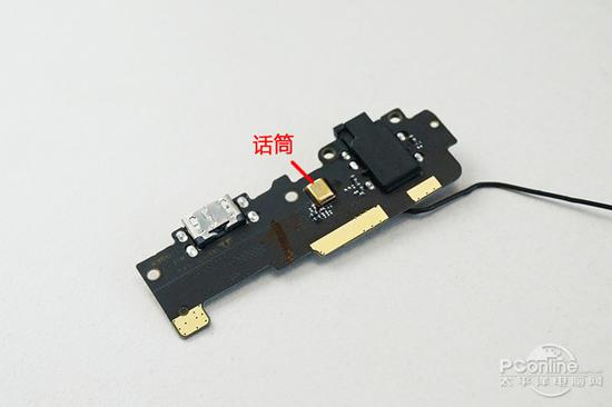 　　尾插小板靠近屏幕一侧有个话筒。