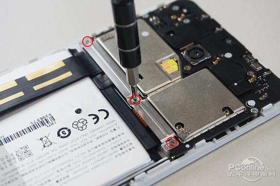 　　主要排线插座采用金属支架+螺丝进行固定，MX6也采用了这种设计。