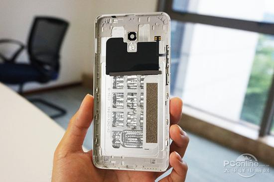 　　后壳的中央，有迷之CNC刀路，为何要这样铣呢？笔者暂时找不到原因。