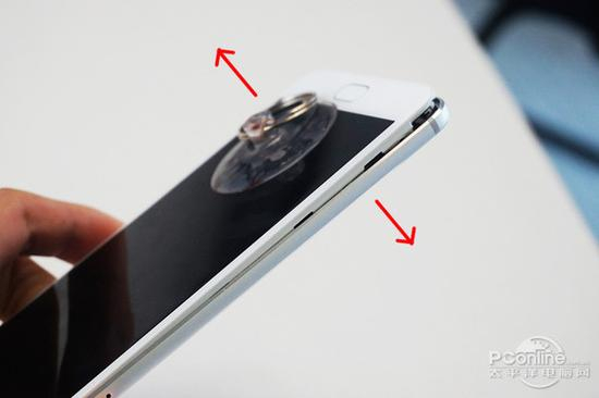 　　吸盘先分离机身底部，后壳与中框之间采用塑料卡扣连接，拆起来还算比较轻松。