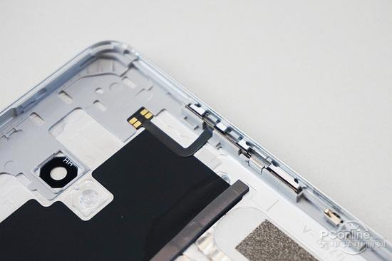 　　电源键、音量键采用接触的方式与主板链接。