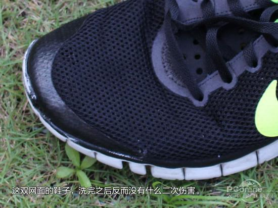 　　而这双网面设计的鞋子，在放进洗衣机清洗一番后，表面并没有什么损坏鞋面和鞋底的连接处也一样是没有脱离的情况。