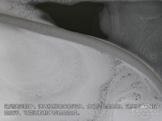 　　洗完鞋子，洗衣机拍出来一桶污水，水可以明显看到是黑色的，这可能是鞋子污迹和黑色鞋子掉色所造成的。