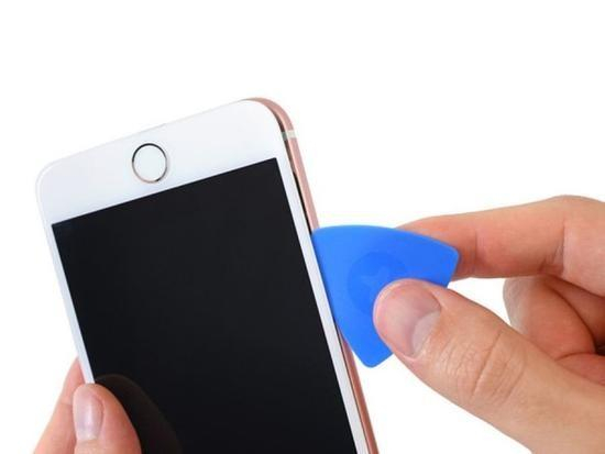 　　顺便借助撬棒把缝隙弄大。