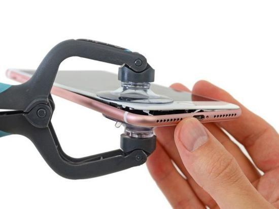 　　卸下螺丝后使用专用工具分离屏幕与后壳，我们可以看到连接处除了卡扣还有粘合剂。